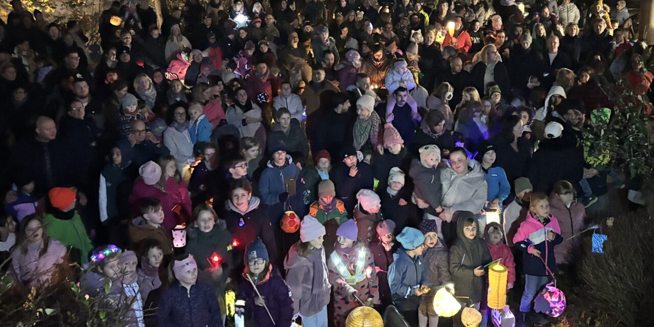 Hunderte Laternen folgten dem heiligen St. Martin
