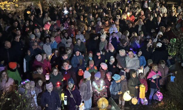 Hunderte Laternen folgten dem heiligen St. Martin