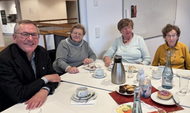 Mehr als 80 Senioren sangen Weihnachtslieder