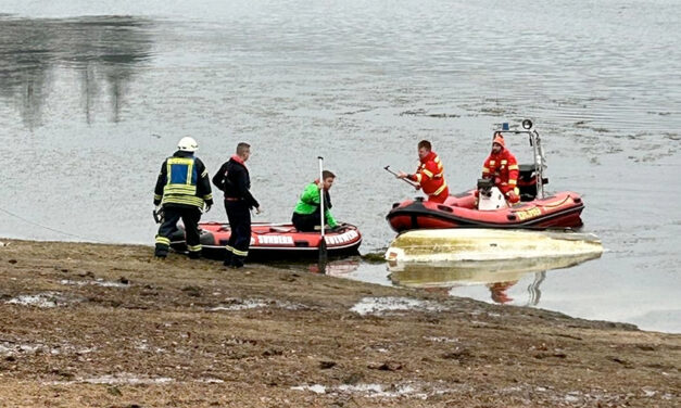Zwei herrenlose Boote auf dem Sorpesee