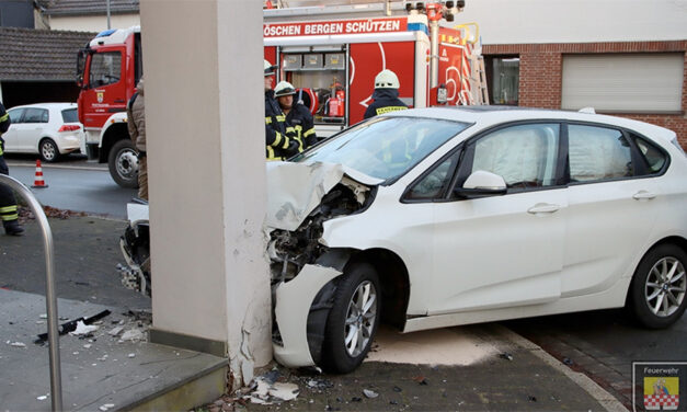 Pkw kracht in Säule eines Hauses in Affeln