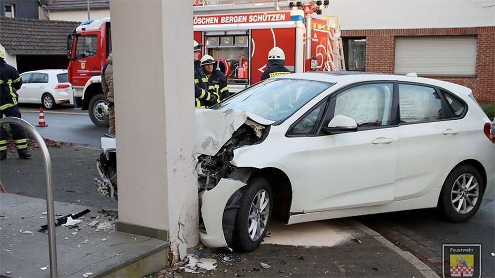 Pkw kracht in Säule eines Hauses in Affeln