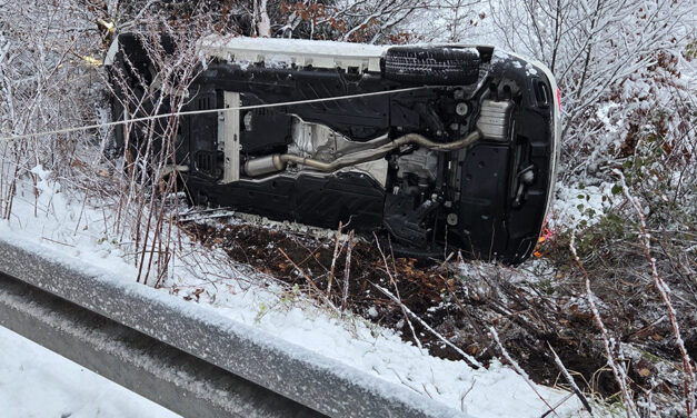 Fahrzeug rutschte auf Leitplanke und kippte um
