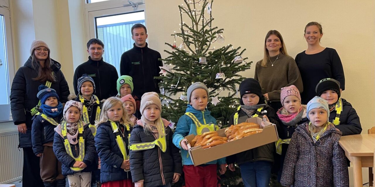 Kindergartenkinder schmücken Weihnachtsbaum bei Firma Rickmeier
