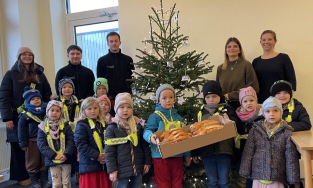 Kindergartenkinder schmücken Weihnachtsbaum bei Firma Rickmeier