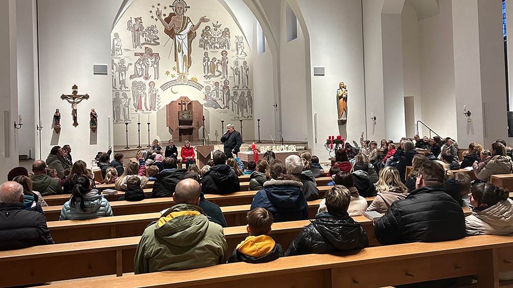 Kinder basteln Herzen als Zeichen der Liebe