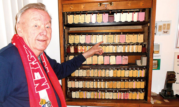 Heinz Werner Turk dreht mit Besuchern die Zeit zurück