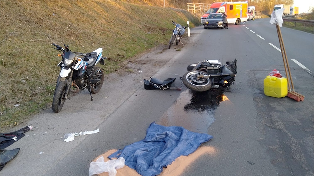 Kradfahrer nach Alleinunfall schwer verletzt