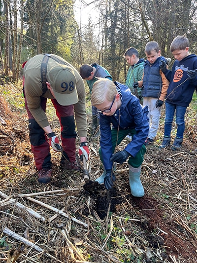 Die Kinder hatten ihren Spaß bei der Baumpflanzaktion.