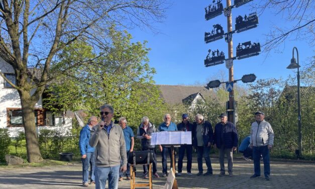 Maibaumaufstellen in Mellen begeistert Jung und Alt