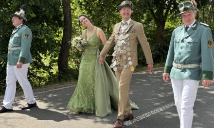 Langer Festzug zog durch das Bergdorf