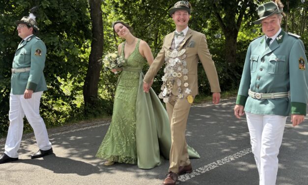 Langer Festzug zog durch das Bergdorf