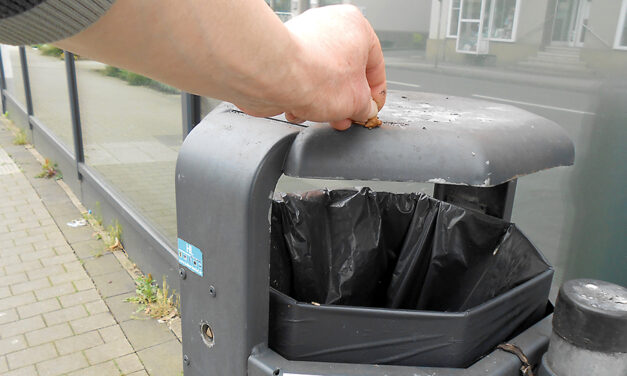 Gedankenloses Wegschnipsen verunreinigt Stadt