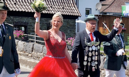 Königspaar präsentiert sich im Schützenzug in Volkringhausen