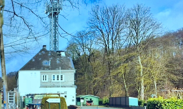 Mobilfunkmast stört Umgebung des Bahnhofes