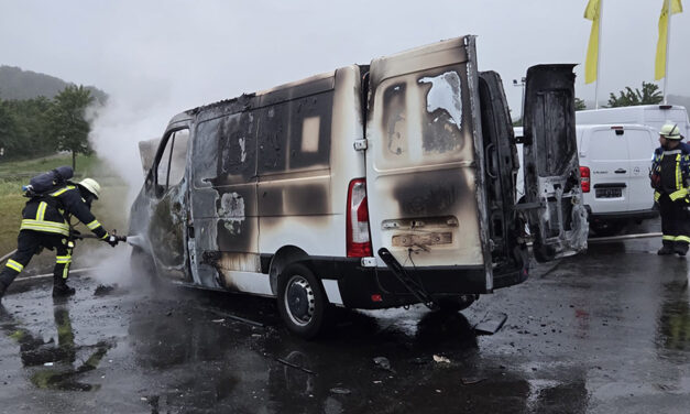 Einbrecher setzen Auto in Brand