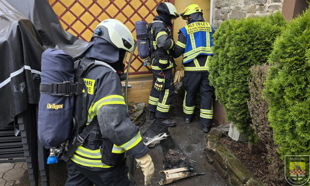 Kleinbrand zwischen zwei Häusern
