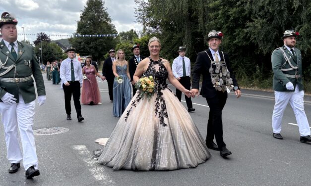 Dorian und Kirsten Krumrei präsentieren sich in prächtigem Festzug
