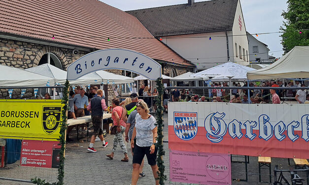 Gute Stimmung beim Biergartenfest in Garbeck