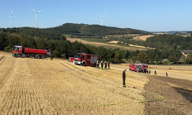 2-Stunden-Einsatz bei brennendem Stoppelfeld