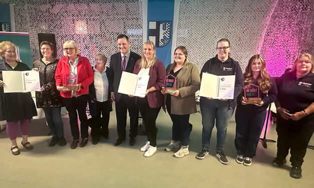 Königsunterschrift und Heimatpreis an drei Vereine