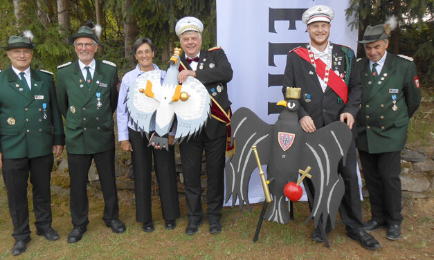 Die beiden Vögel für das Kreisschützenfest vorgerstellt