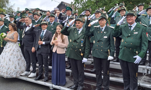Langer Festzug-Lindwurm zieht durch Neuenrade